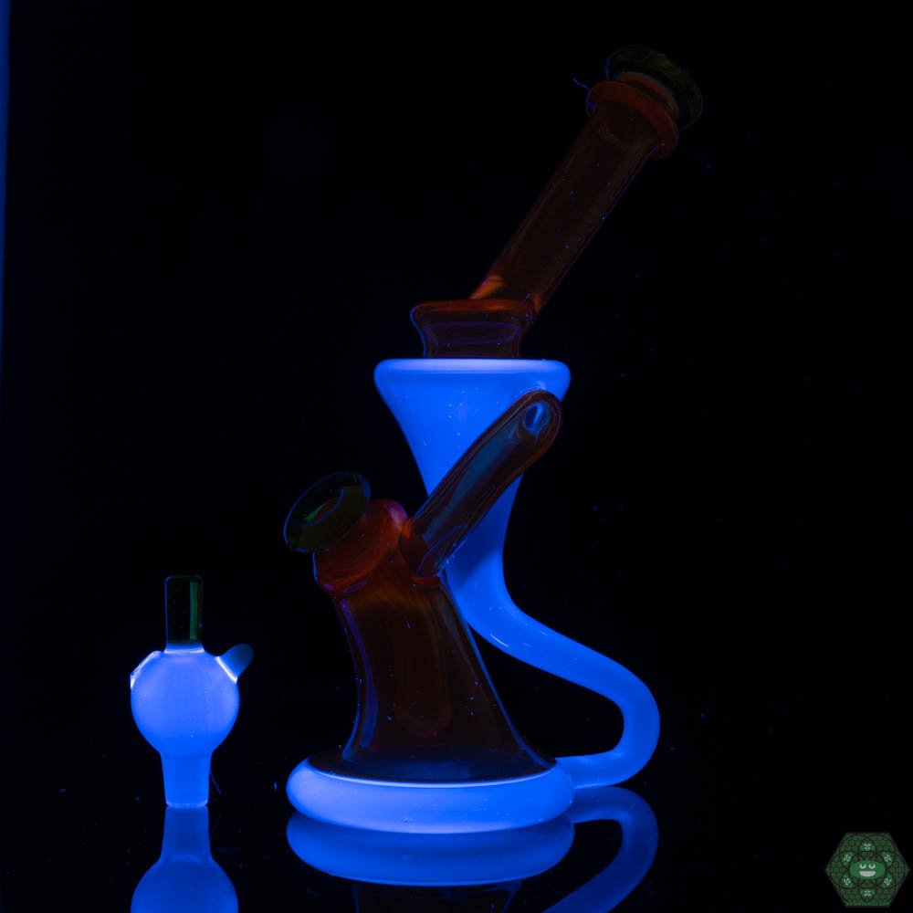 Kilo Glass Recycler #3 – Durable vape rig with a 3-hole perc and single uptake for efficient filtration.