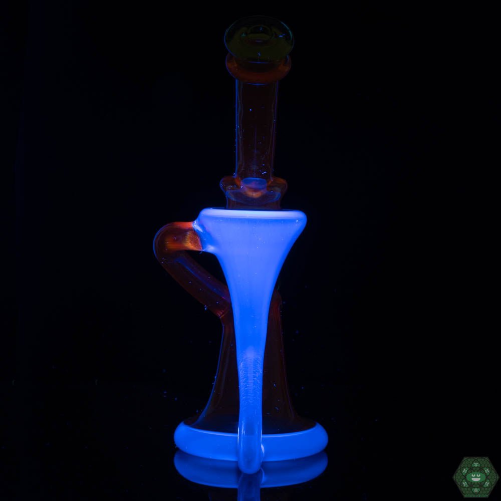 Kilo Glass Recycler #3 – UV-reactive design and 7.5-inch height for smooth, filtered hits.