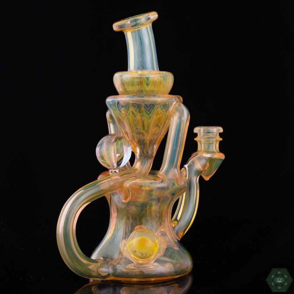  Unique Fumed Glass Rig: The STF Glass Fumed Recycler #3 boasts a vibrant fumed glass finish, creating a unique and eye-catching color shift effect.